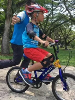 A kid learning to cycle by coastline leisure cycling coach