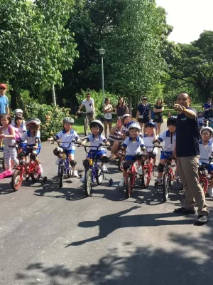 Image kids in cycling lesson